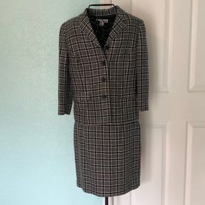 Black and white jacket abs skirt suit